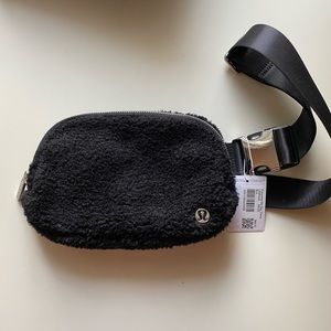Lululemon everywhere belt bag fleece